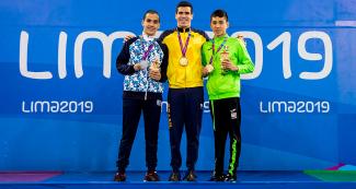 Yahir Perez de México (bronce), Santiago Senestro de Argentina (plata) y Phelipe Melo de Brasil (oro) posan con medallas de Para natación 200 m combinado individual masculino SM10 en Lima 2019 en la Villa Deportiva Nacional – VIDENA.