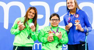 Abigail Gase de EE. UU. (bronce); Nesbith Vasquez (plata) y Naomi Somellera (oro) de México sonríen en el podio de Para natación 200 m combinado individual femenino SM7 en Lima 2019 en la Villa Deportiva Nacional – VIDENA.
