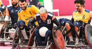 Uriel Rodriguez de Colombia se enfrenta a Jose Higino de Brasil en rugby en silla de ruedas en los Juegos Parapanamericanos Lima 2019 en el Polideportivo Villa el Salvador