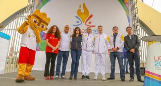 Milco posa junto a Carlos Neuhaus, presidente de Lima 2019, y a otras importantes figuras de la organización de los Juegos Lima 2019 en el tercer día del Relevo de la Antorcha Parapanamericana de Lima 2019
