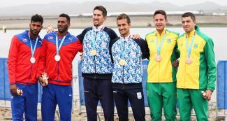 Remeros cubanos, argentinos y brasileños en el podio de la prueba de Doble par de remos cortos, en Lima 2019, en la Sede Laguna Bujama