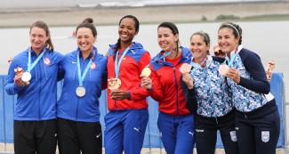 Remeras estadounidenses, cubanas y argentinas sostienen sus medallas en el podio de la final femenina de Doble par de remos cortos, en los Juegos Lima 2019, en la Sede Laguna Bujama