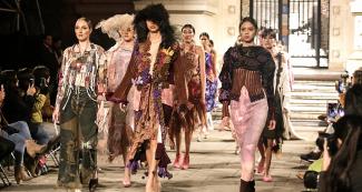 Un grupo de modelos desfila con extravagantes prendas en evento de moda del Culturaymi en el Museo Metropolitano de Lima en Lima 2019