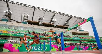 Camila Pirelli de Paraguay, Vanessa Chefer de Brasil y Martha Araujo de Colombia compiten en prueba de atletismo en los Juegos Lima 2019 en la Villa Deportiva Nacional – VIDENA. 