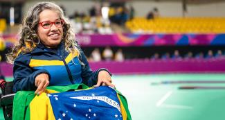 Evelyn Oliveira de Brasil celebra el oro en boccia individual BC3 en Lima 2019 en el Polideportivo Villa el Salvador.