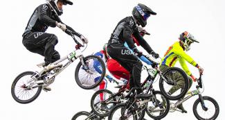 Competidores masculinos en enfrentamiento de BMX en los Juegos Lima 2019 en la Costa Verde San Miguel