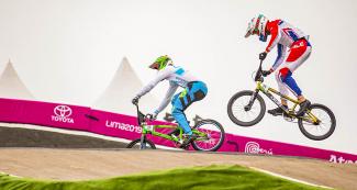 Hernan Dodoy de Chile y Sergio Marroquin de Guatemala se enfrentan en BMX en los Juegos Lima 2019 en la Costa Verde de San Miguel