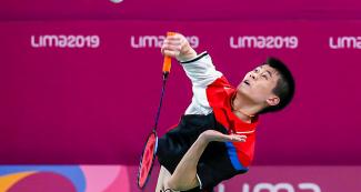 Jason Ho-Shue, de Canadá, contesta con fuerza un ataque de sus rivales brasileros en la competencia de Bádminton de los Juegos Panamericanos Lima 2019 en la Villa Deportiva Nacional – VIDENA. 
