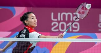 La canadiense Michelle Li en plena acción en su enfrentamiento contra los EEUU en la competencia de Bádminton de los Juegos Panamericanos Lima 2019 en la Villa Deportiva Nacional – VIDENA.
