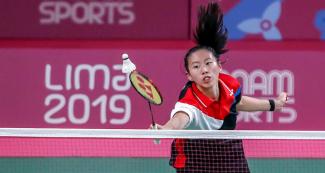 Badmintonista femenina Kristen Tsai de Canadá, golpea balón durante competencia frente a USA en Lima 2019