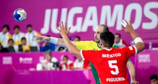 Henrique Teixeira se disputa la pelota con David Figueroa de México durante partido de balonmano en Lima 2019 