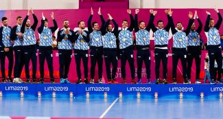 El equipo argentino celebra la medalla de oro en la VIDENA, por los Juegos Panamericanos Lima 2019.