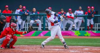 Yunior Ibarra de Cuba se enfrenta a Eduardo de Oleo de República Dominicana en béisbol en el Complejo Deportivo Villa Maria del Triunfo en los Juegos Lima 2019