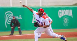 Ariel Peña Mora de República Dominicana se enfrenta en béisbol a Cuba en el Complejo Deportivo Villa Maria del Triunfo en los Juegos Lima 2019
