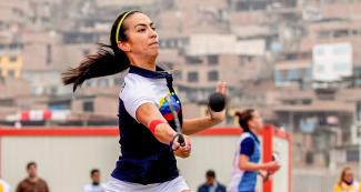  Diana Rangel Mora, Venezuela, a punto de golpear la pelota durante la calificación de Dobles Frontón en el Complejo Deportivo Villa El Salvador en los Juegos Panamericanos Lima 2019