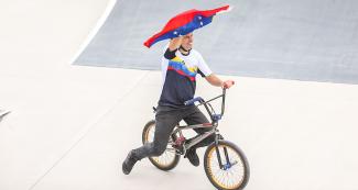 Daniel Dhers de Venezuela celebra con bandera de su país el oro en BMX estilo libre, en los Juegos Lima 2019 en la Costa Verde San Miguel