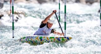 Ana Satila de Brasil se sobre el agua en categoría C1 femenino, en Juegos Lima 2019 en el Río Cañete en Lunahuana.