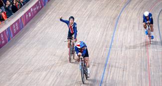 USA’s Gavin Hoover and Ashton Lambie burst in joy after winning the gold medal in Lima 2019 men’s team pursuit at the National Sports Village (VIDENA)