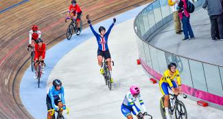 Ciclista de EEUU Jennifer Valente celebra la medalla de oro en Omnium Mujeres en los Juegos Lima 2019 en la Villa Deportiva Nacional – VIDENA.