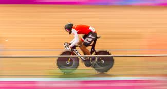 Philip Nijsane de Trinidad y Tobago avanza a toda velocidad en la competencia de Ciclismo de Pista, en los Juegos Lima 2019, en la Villa Deportiva Nacional – VIDENA.