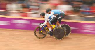 Los ciclistas masculinos Leandro Bottasso y Nick Wammes, disputan en competencia de pista llevada a cabo en la VIDENA, en los Juegos Lima 2019 