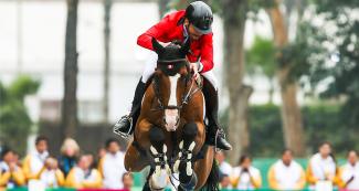 Alonso Valdez Prado de Perú participa en la final de saltos de los Juegos Lima 2019 en la Escuela de Equitación del Ejército