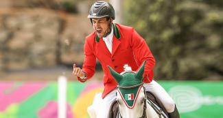 Eugenio Garza Perez de México montado a caballo en la competencia de saltos en equipos, en los Juegos Lima 2019 en la Escuela de Equitación del Ejército 