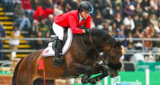 Elizabeth Madden de EE.UU. compite a caballo en saltos en los Juegos Lima 2019 en la Escuela de Equitación del Ejército