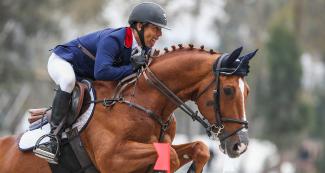 Vanni Rodriguez de Uruguay monta a caballo en la competencia de saltos en equipos de los Juegos Lima 2019, en la Escuela de Equitación del Ejército.