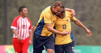 Jefferson Miranda y Jefferson Da Silva de Brasil celebran un gol contra el equipo peruano en fútbol 7 en Lima 2019 el Complejo Deportivo Villa Maria del Triunfo