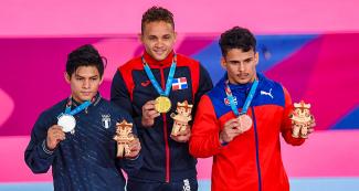 : El guatemalteco Jorge Alfredo Vega, medallista de plata, el dominicano Audrys Nin, medallista de oro y el cubano Alejandro de la Cruz, medallista de bronce, ganadores de la prueba de salto de Gimnasia artística, en los Juegos Lima 2019