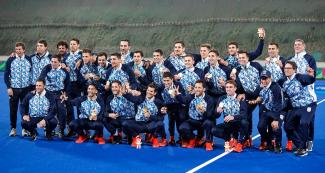 Selección argentina muestra Medallas de Oro tras ganar en partido de hockey, en los Juegos Lima 2019, en el Complejo Deportivo Villa María del Triunfo