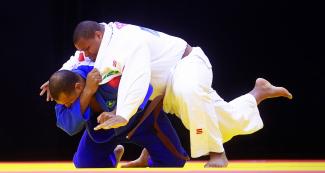 Antonio Tenorio se enfrenta a Julio Santos, ambos de Brasil, en judo +100 kg en la Villa Deportiva Nacional – VIDENA en Lima 2019