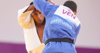 Los judokas Juan Postigos de Perú y Ricardo Valderrama de Venezuela se enfrentan en judo masculino -66 kg en los Juegos Lima 2019 en la Villa Deportiva Nacional – VIDENA