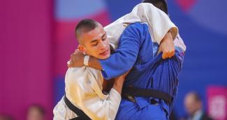 Jorge Gonzales de Colombia ataca a Juan Postigos de Perú en judo masculino -66 kg en los Juegos Lima 2019 en la Villa Deportiva Nacional – VIDENA