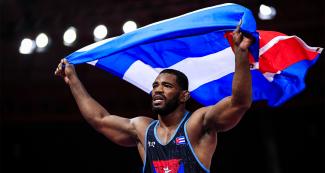 Yurieski Torreblanca de Cuba celebra su medalla de oro en estilo libre 86 kg en los Juegos Lima 2019 en la Villa Deportiva Regional del Callao