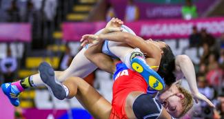 Whitney Conder de EEUU y Yusneylis Guzman de Cuba se enfrentan en lucha estilo libre femenino 50 kg, en los Juegos Lima 2019 en la Villa Deportiva Nacional – VIDENA.