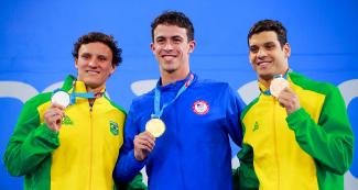 William Lincon de USA medalla de oro, Caio Rodriguez de Brasil, medalla de plata, y Leonardo Coelho de Brasil medalla de bronce posan felices con sus premios tras salir ganadores de la categoría natación de 200 metros masculino, en los Juegos Lima 2019