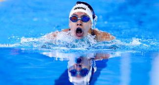 Nesbith Mejía de Colombia, toma una bocanada de aire fresco en medio de su presentación en plena competencia femenina de Para natación en los Juegos Parapanamericanos, realizada en la Villa Deportiva Nacional – VIDENA. 