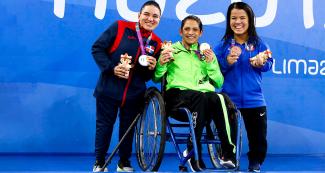 Lourdes Aybar de República Dominicana, Nesbith Vasques de México y Abigail Nardella de EE. UU. ganan medallas de Plata, Oro y Bronce en competencia de Para natación en los Juegos Parapanamericanos Lima 2019. 
