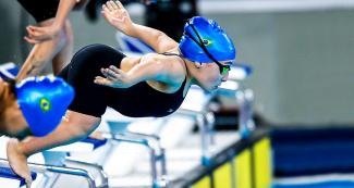 Joana Jaciara de Brasil entra al agua en competencia de Para natación 200 m libre femenino S5 en Lima 2019 en la Villa Deportiva Nacional – VIDENA.