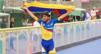 Pedro Causil de Colombia celebra su victoria en 500m + distancia masculina, en los Juegos Lima 2019, en la Costa Verde San Miguel