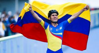 Pedro Causil of Colombia celebrates winning the gold medal in the men’s 300 m time trial competition at the Lima 2019 Games.