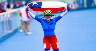 María Moya of Chile celebrates her gold medal in the women’s 300 m time trial event at the Lima 2019 Games.