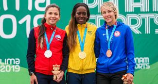 Javiera San Martin de Chile (plata), Johana Viveros de Colombia (oro) y Kelsey Helman de EEUU (bronce) posan orgullosas con sus medallas de patinaje de velocidad 10000 m femenino en los Juegos Lima 2019 en la Costa Verde San Miguel