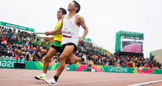 Rosbil Guillen de Perú corre junto a su guía Carlos Guevara en la competencia de Para atletismo hombres 5000 m T11 en la Villa Deportiva Nacional – VIDENA en Lima 2019