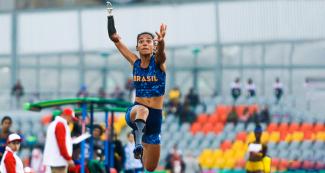 Clara Silva de Brasil compite en salto de longitud mujeres T47 en Para atletismo en la Villa Deportiva Nacional – VIDENA en Lima 2019
