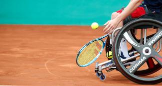 Casey Ratzlaff de EE. UU. a punto de sacar en partido de tenis en silla de ruedas contra Brasil en Lima 2019 en el Club Lawn Tennis