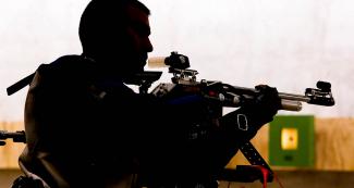 Jorge Arcela de Perú luego de disparar su rifle en la final de Para tiro mixto 25 m pistola deportiva SH1 en la Base Aérea Las Palmas en Lima 2019