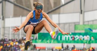 La argentina Rosario Trinidad Coppola en pleno salto en la final de Para atletismo longitud femenino T11/12 en la Villa Deportiva Nacional – VIDENA en Lima 2019